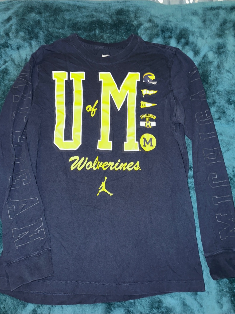 Nike Men’s Navy Long-Sleeve U of M Wolverines Tee with Maize Graphics